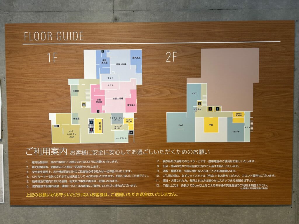 手に持たれた下部温泉名物の黒糖まんじゅう。つやつやした茶色の皮が美味しそうで、徒歩モデルコースの休憩に最適。